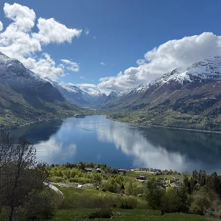 Solvik - Fjord View In Appartement Loen